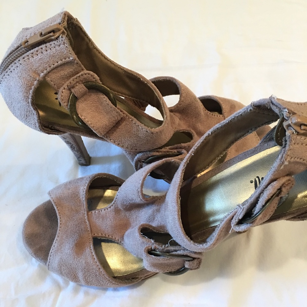 Women’s size 8 heels 👠 - Picture 4 of 5